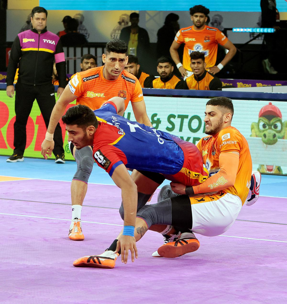 Cornering the enemy: Puneri Paltan players tackle Haryana Steeler’s raider Vinay.