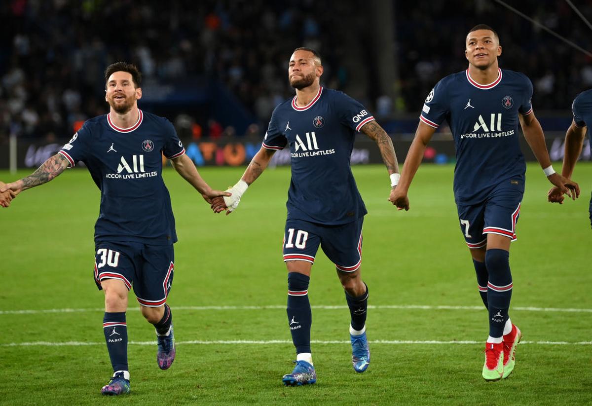 (L - R) PSG sa podarilo zhromaždiť superhviezdy Lionel Messi, Neymar a Kylian Mbappe, ale nedokázal dosiahnuť svoj raison d'etre: Ucl.