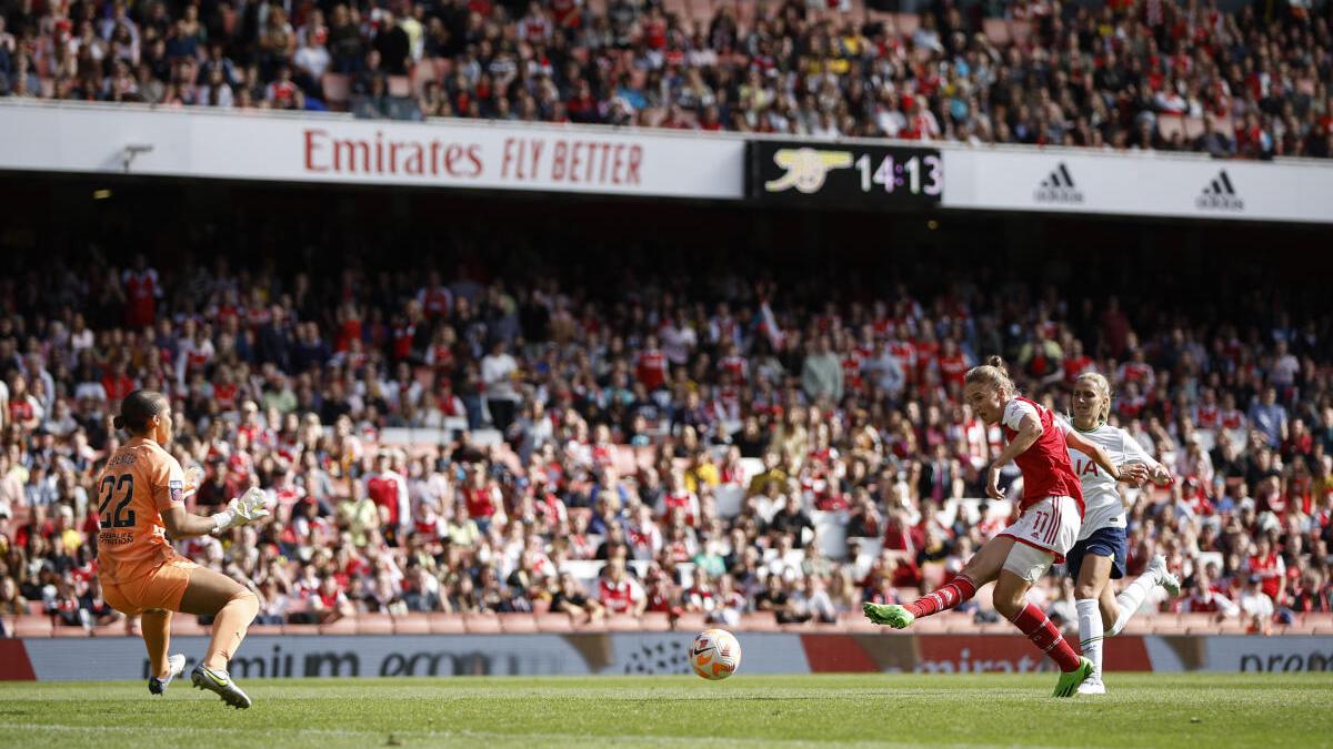 Vivianne Miedema scores six as Arsenal breaks WSL record