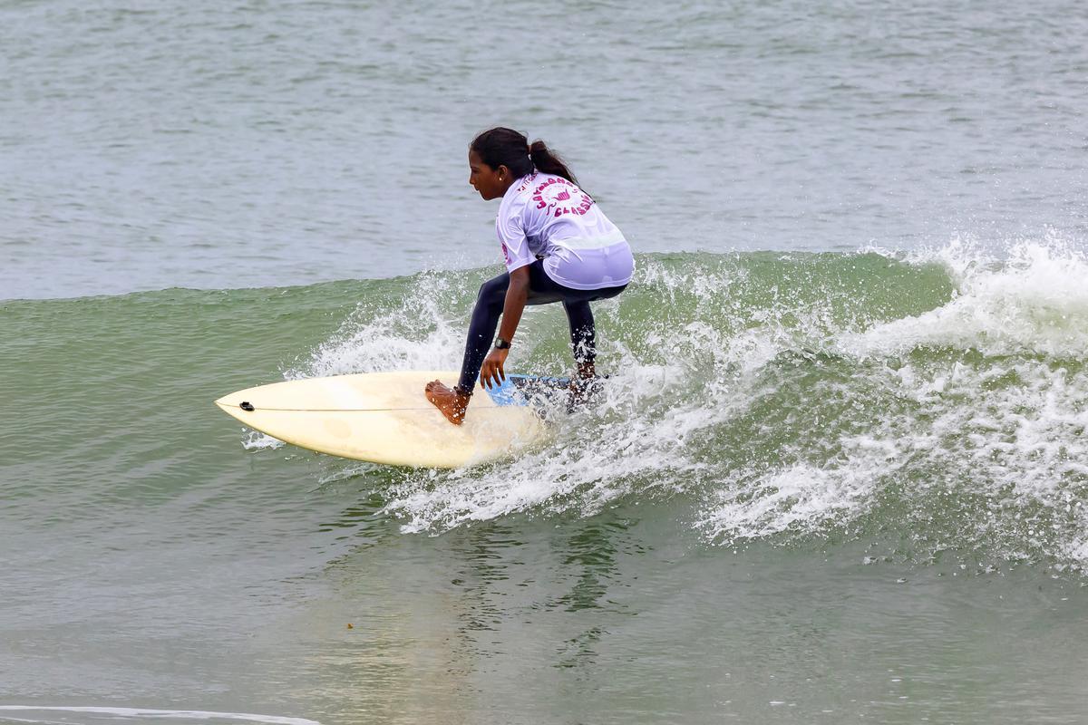 Kamali, o prodígio adolescente de surf, fazia parte da equipe indiana que ganhou o campeonato asiático de surf. Kamali, o prodígio adolescente de surf, fazia parte da equipe indiana que ganhou o campeonato asiático de surf.