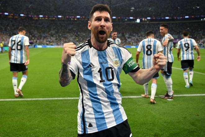 De Argentijn Lionel Messi viert het scoren van het eerste doelpunt voor zijn team tijdens de FIFA World Cup Qatar 2022 Groep C-wedstrijd tussen Argentinië en Mexico in het Lusail Stadium op 26 november 2022 in Lusail City, Qatar.