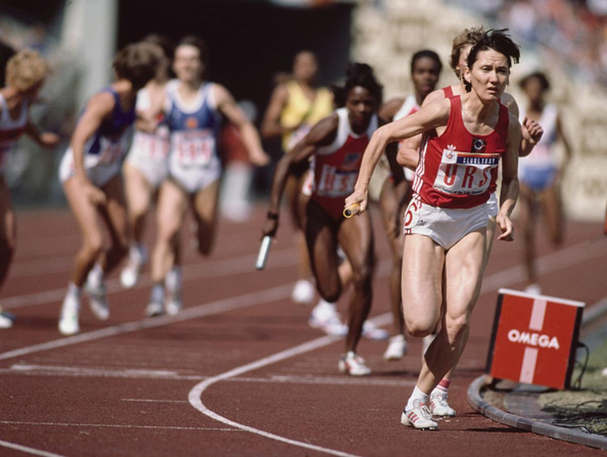 USSR’s Mariya Pinigina holds the baton during the women’s 4x400m relay final at the Seoul Olympics on October 1, 1988.