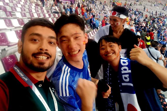 Samrat Ghosh con la afición japonesa durante el partido de la fase de grupos entre Japón y España. 