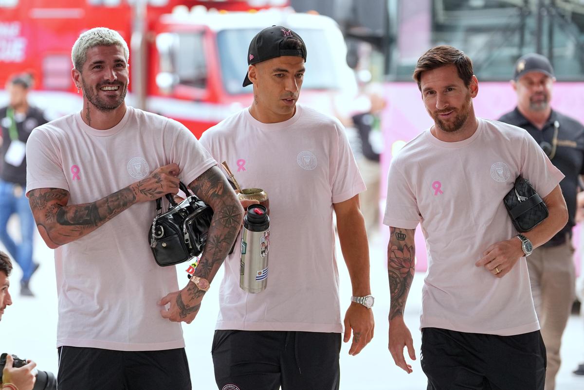 (Da esquerda para a direita) Rodrigo De Paul, meio-campista do Inter Miami, atacante Luis Suarez e atacante Lionel Messi.