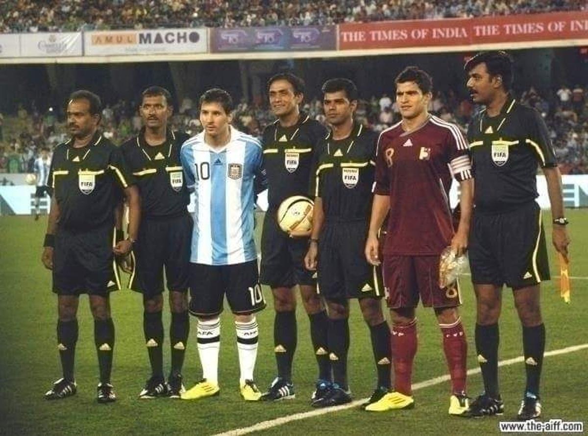 Rowan, ktorý je teraz na dôchodku, (tretí sprava), ktorý do októbra pôsobil ako inštruktor rozhodcov AIFF, si na tento zápas spomína ako na „len ďalší zápas“ vo svojej kariére. 