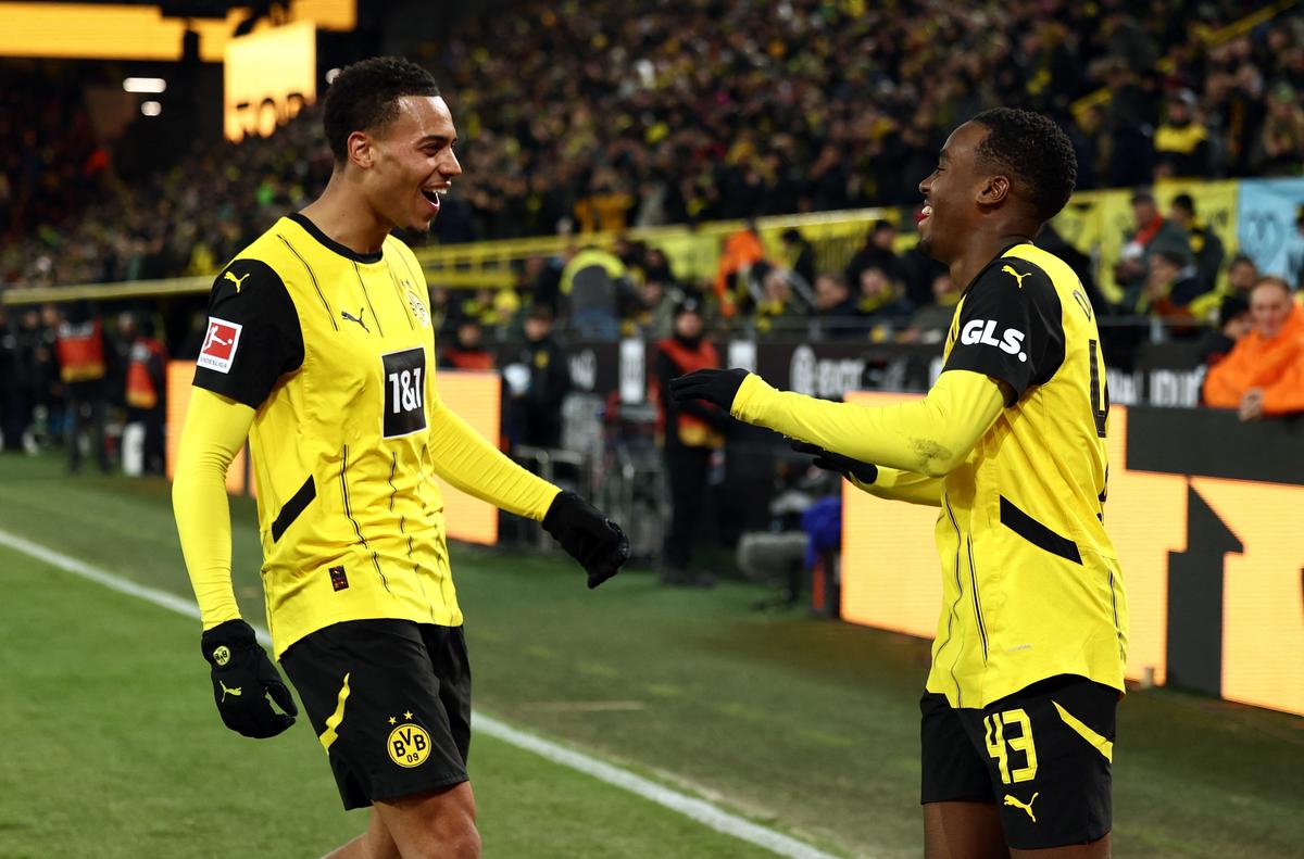 Jamie Bynoe-Gittens du Borussia Dortmund célèbre son quatrième but avec Felix Nmecha lors du match de Bundesliga contre Fribourg. 