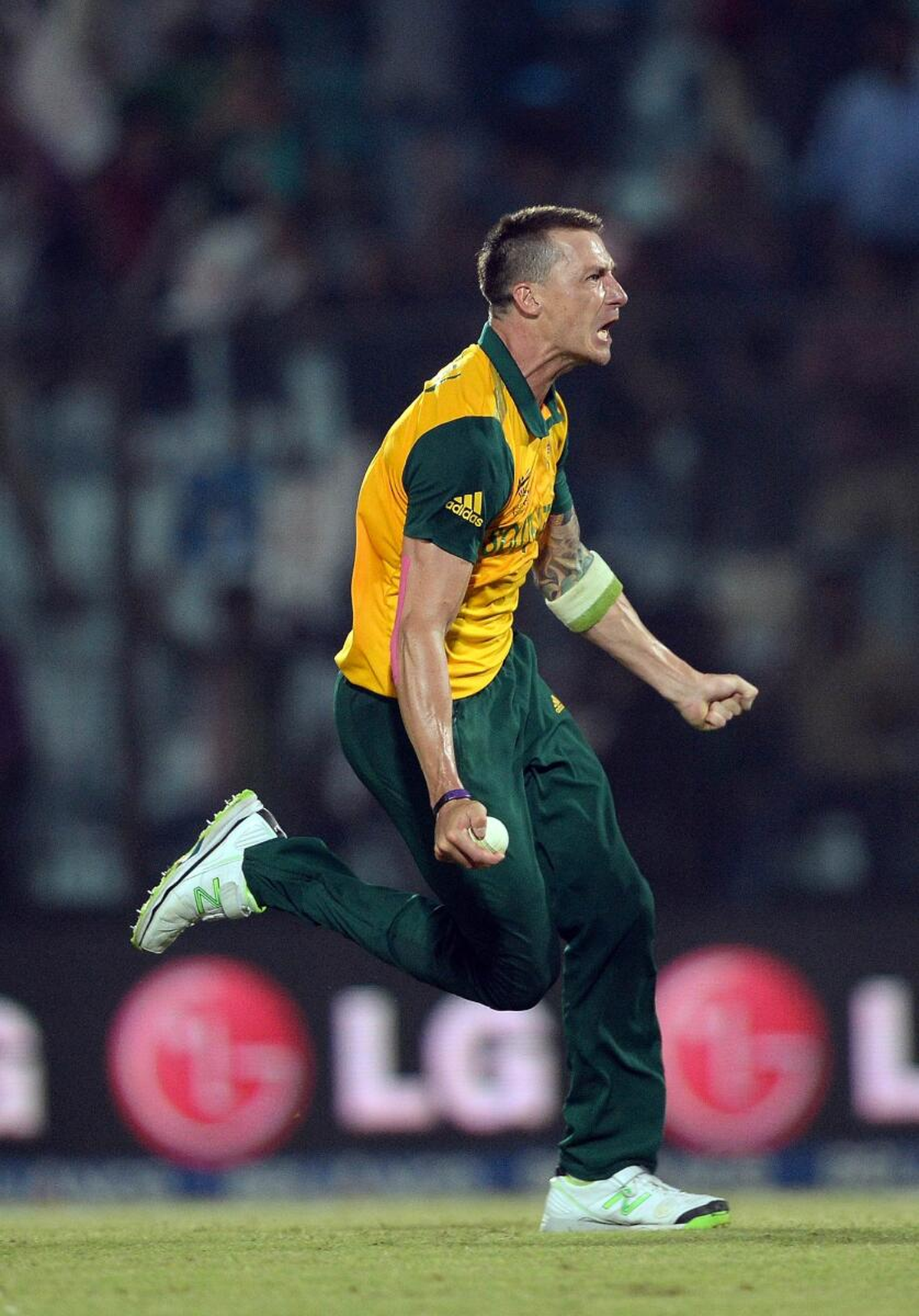 Dale Steyn set the tone early, conceding just five runs across his first two overs, and then came back in the final over to pick up two wickets and effect a run out.