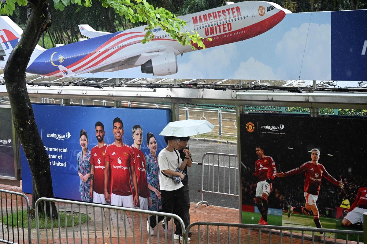 Amigos de julho na cidade entre Tottenham e Arsenal e Liverpool e Ak Milan, vendidos poucas horas depois de uma venda total. Não há tanta sorte para o United para sua partida de exibição com o time de Hong Kong e, com o dia até o início, ele enfrenta o glorioso jogar na frente de lugares vazios.