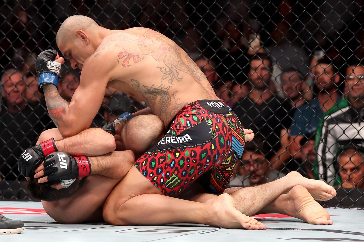 A cotovelada 12-6 – vista aqui sendo executada por Alex Pereira – era ilegal sob as Regras Unificadas das Artes Marciais Mistas por mais de duas décadas, até o ano passado. A cotovelada 12-6 – vista aqui sendo executada por Alex Pereira – era ilegal sob as Regras Unificadas das Artes Marciais Mistas por mais de duas décadas, até o ano passado.