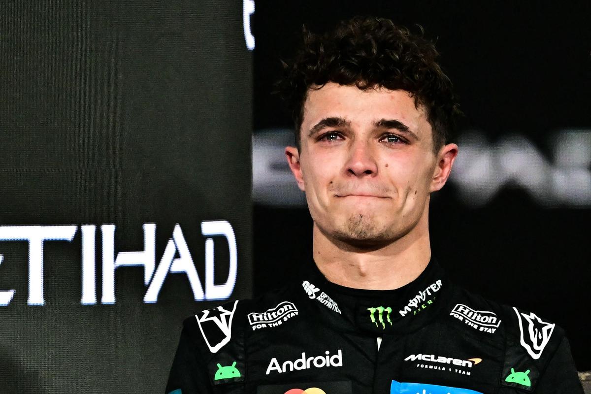 O piloto campeão mundial Lando Norris reage ao pódio no final do Grande Prêmio de Fórmula 1 de Abu Dhabi, no Circuito Yas Marina, em Abu Dhabi. 