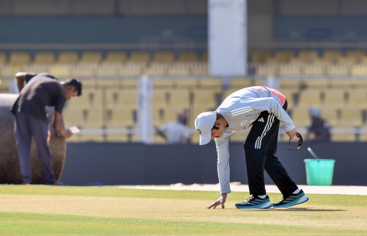 El entrenador en jefe indio, Gautam Gambhir, ha enfatizado repetidamente la importancia del cricket nacional, pero los campos más planos de Ranji esta temporada han planteado dudas sobre hasta qué punto las condiciones reflejan las demandas de la prueba.