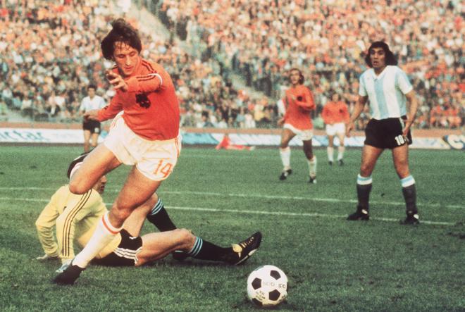 Johan Cruyff in action against Argentina in the 1974 World Cup. 