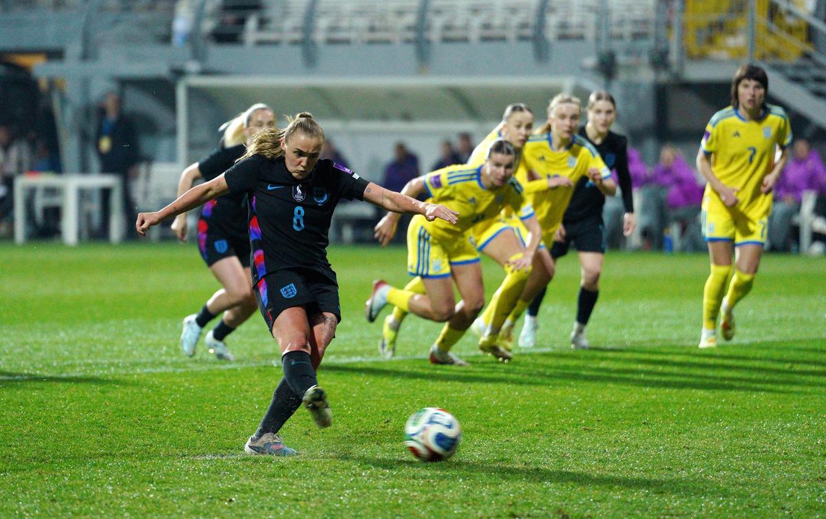 V priebehu šiestich minút potom dvakrát skóroval, prvý z pokutového kopu, Georgia Stanway.