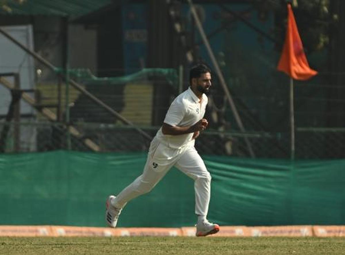 Auqib Nabi en acción en el estadio Sher-I-Kashmir.