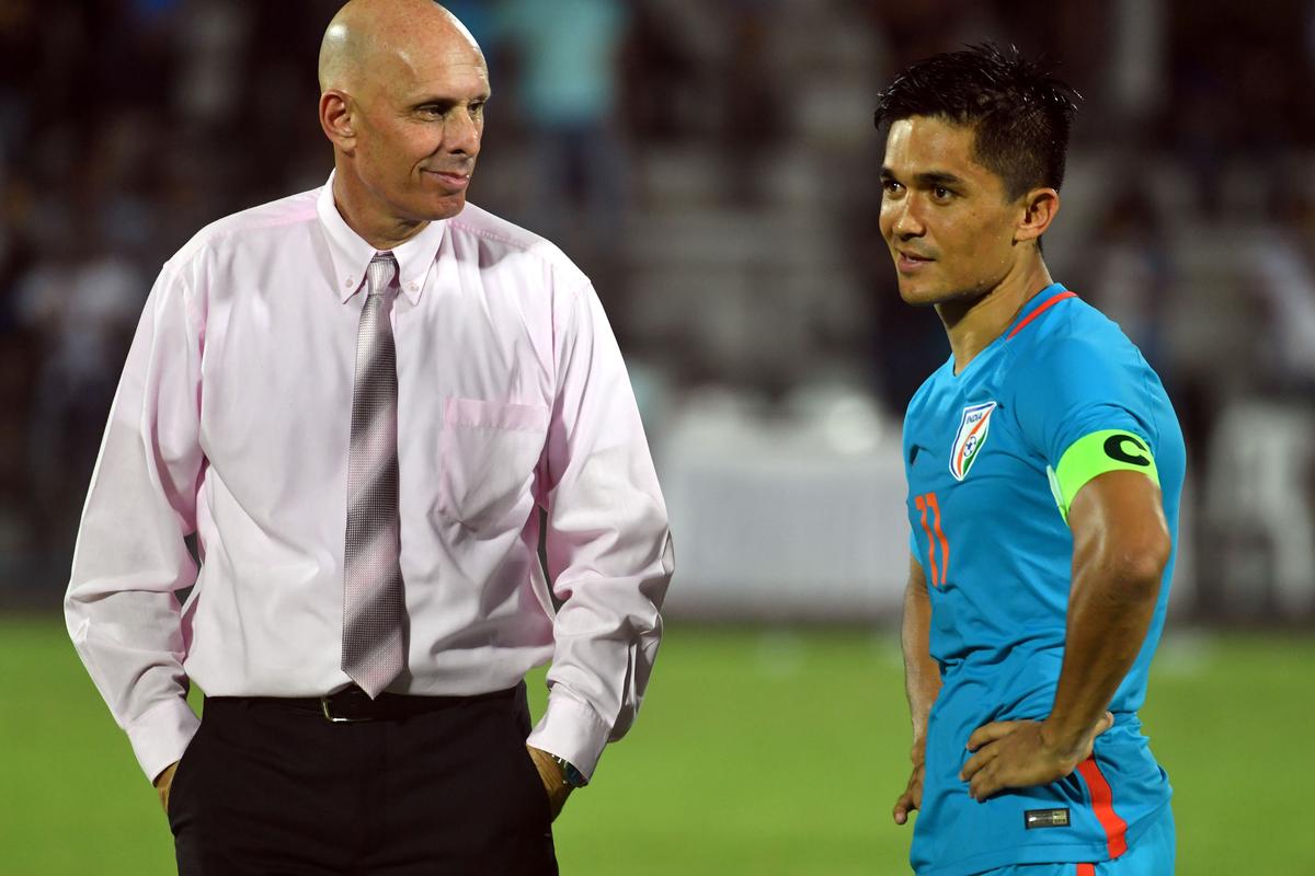 Bývalý tréner Indie Stephen Constantine s Sunil Chherri počas Hero Intercontinental Cup 2018.