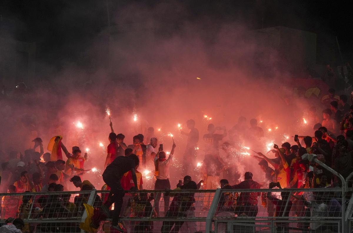 Fanúšikovia Východného Bengálska oslavujú svetlice po tom, čo klub ukončil 22-ročné čakanie na zisk titulu najvyššej ligy.