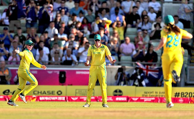 ऑस्ट्रेलिया ने बर्मिंघम, इंग्लैंड में 2022 के राष्ट्रमंडल खेलों में स्वर्ण पदक जीतने के लिए भारत को तीन विकेट से हराया।