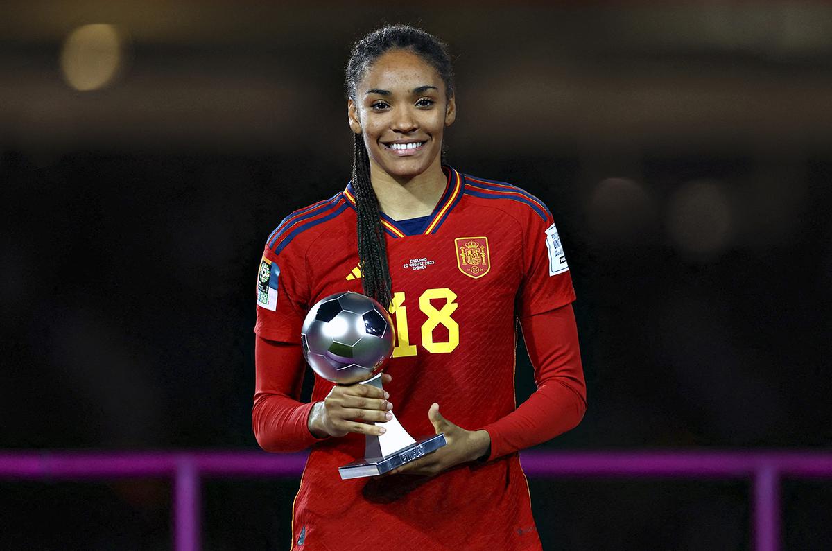 Spain’s Salma Paralluelo poses with the FIFA Best Young Player award. 