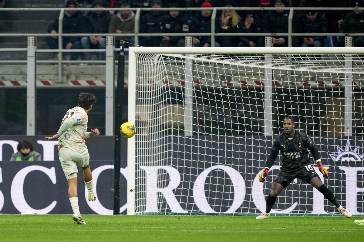 Dybala marca para o Roma em um excelente movimento na área.