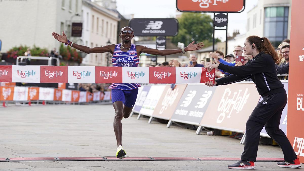 Mo Farah returns to winning ways in London half-marathon