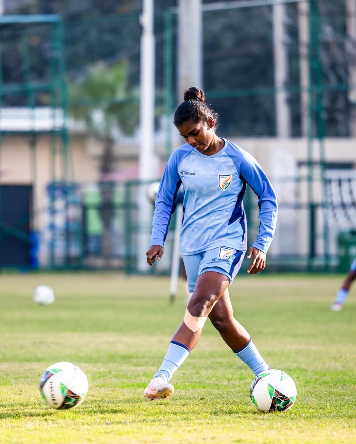 Kavya é uma das pioneiras do futebol feminino no estado, inspirando mais meninas a praticar o esporte em Tamil Nadu.