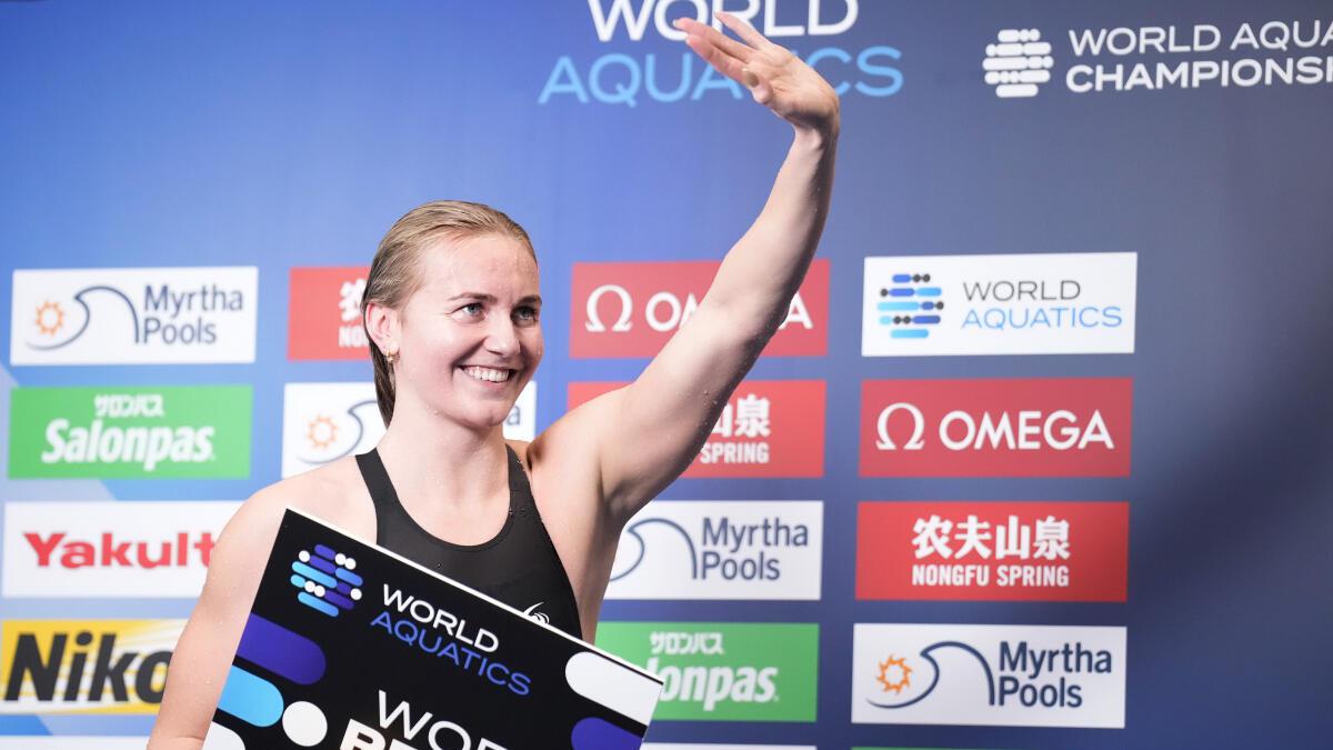 Ariarne Titmus wins gold, breaks world record at World Swimming Championships