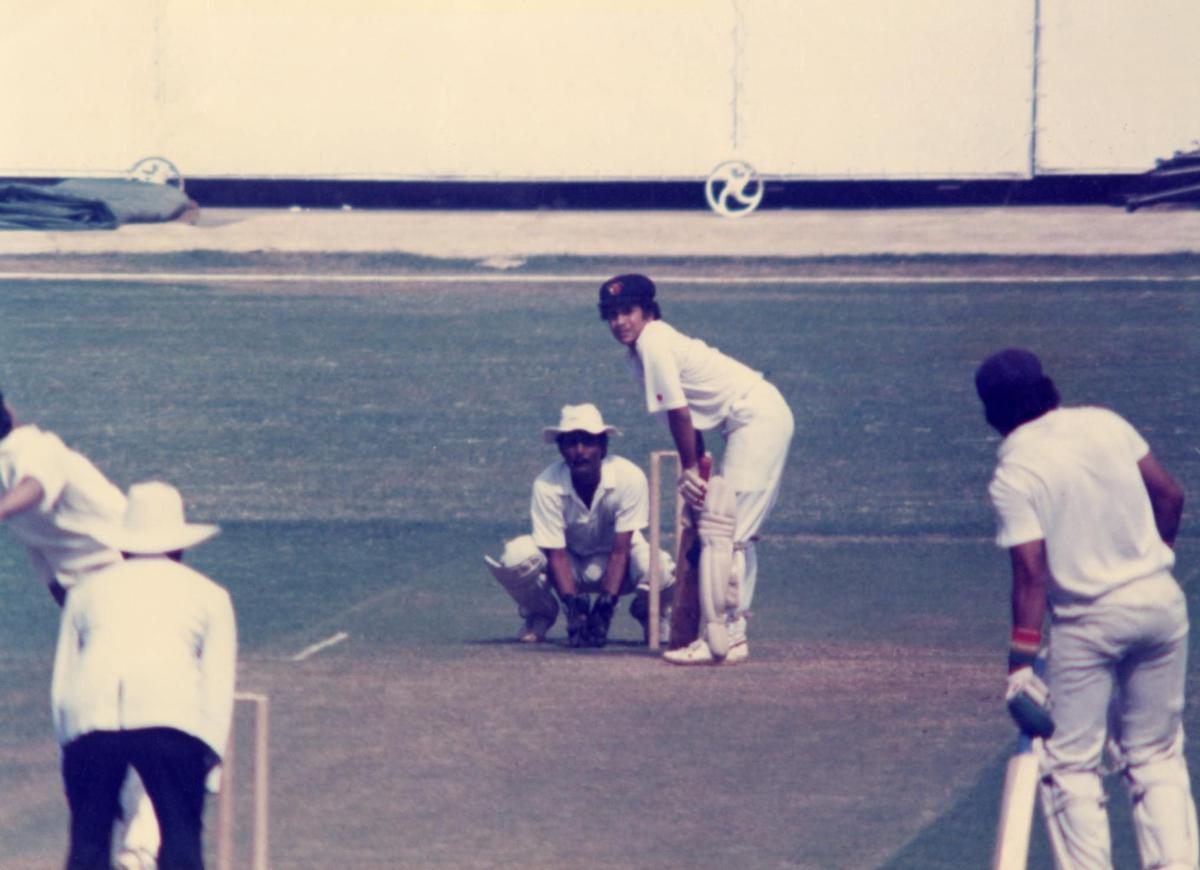 En mitad de la prueba: Sachin Tendulkar anunció muy pronto su talento con una serie de buenos resultados para Mumbai y luego para Bombay. Logró su primer siglo de primera clase en su debut en el Trofeo Ranji en 1988.