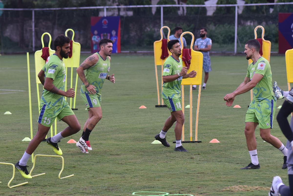 Mohun Bagan super gigant hráčov počas tréningu pred finále indickej super ligy proti Mohun Bagan Super Giant v Kalkate. 