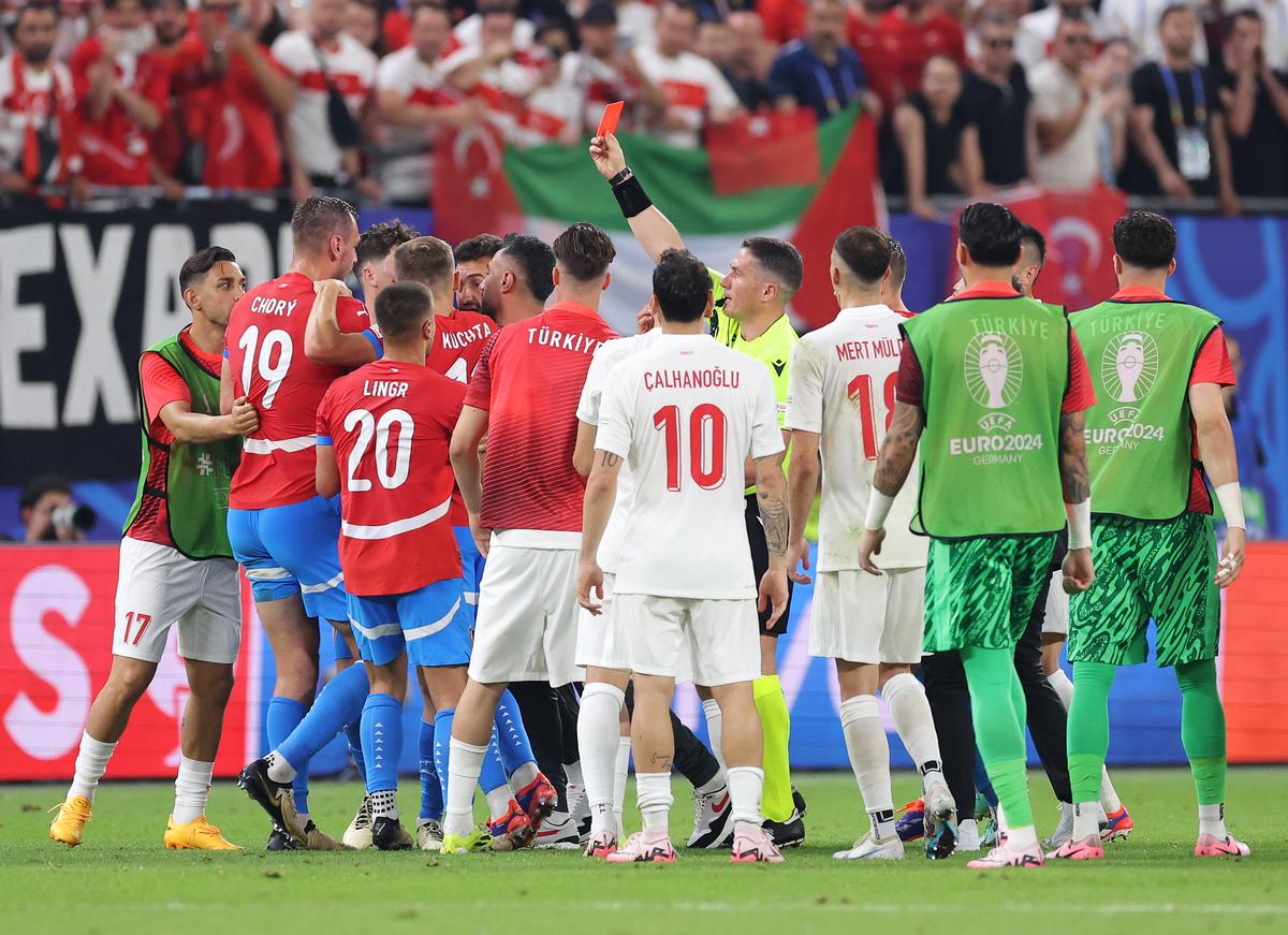 Česká republika vs. Turecko, Euro 2024: Po závěrečném hvizdu vypukne rvačka, rozhodčí dostává červené karty Chory