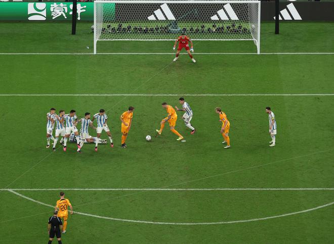 Wout Weghorst of Netherlands scores the team’s second goal past Emiliano Martinez of Argentina.