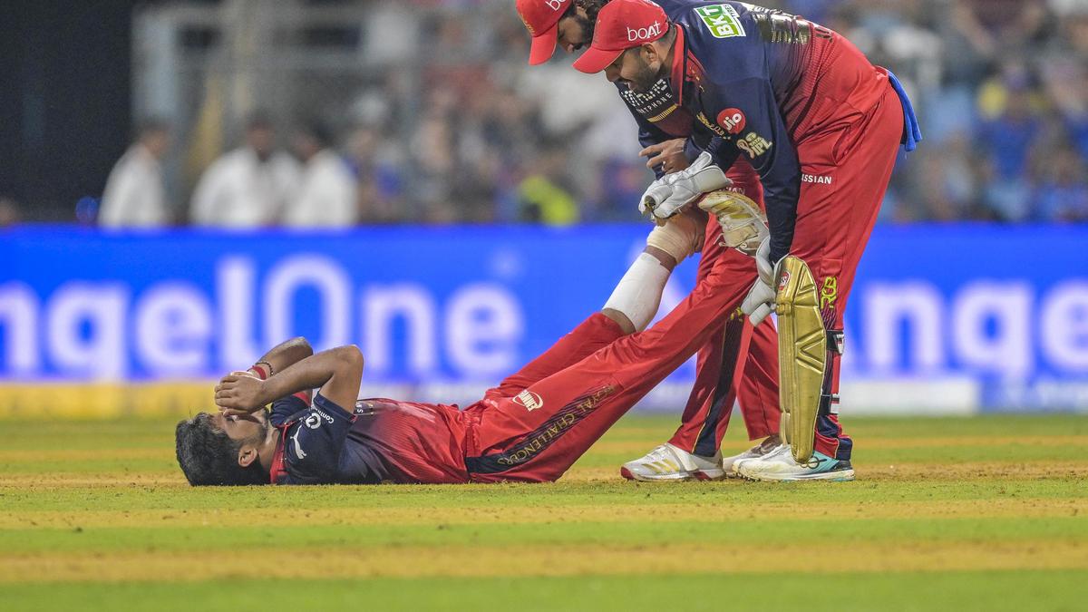 RCB vs GT IPL 2026: Rasikh Salam walks off the field with cramps against Gujarat Titans