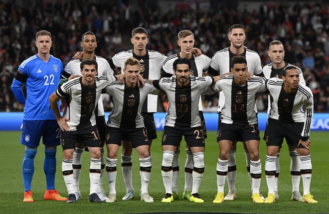 Alemania concedió tres goles en la segunda mitad y dejó escapar una ventaja de dos goles a Inglaterra. 
