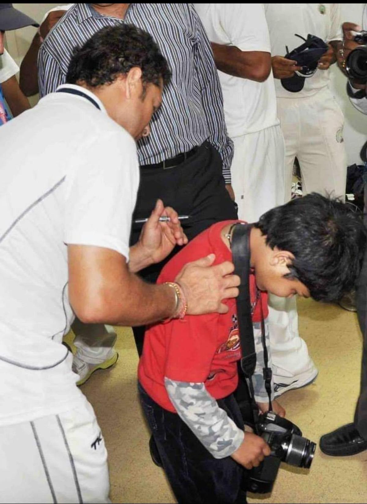 After the game, Sachin Tendulkar signed the T-shirt of freelance photographer Kamal Sharma’s son, Krish.