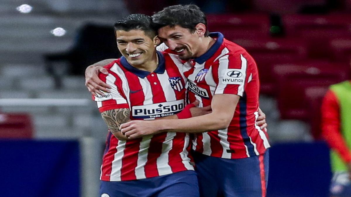 Suárez scores and Oblak saves penalty to secure Atlético win in La Liga