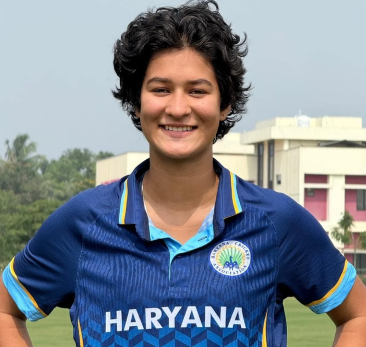 A adolescente apareceu pela primeira vez em casa e fez as pessoas notarem seu poder não adulterado em 2023, por suas 213 corridas invencíveis em 125 bolas em um campeonato de um dia sub-15 contra Tripura.