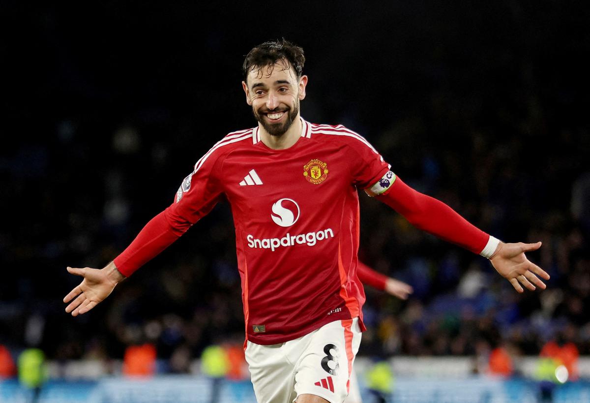 Fotografická fotografia: Bruno Fernandes z Manchester United oslavuje bodovanie svojho tretieho gólu proti Leicester City.