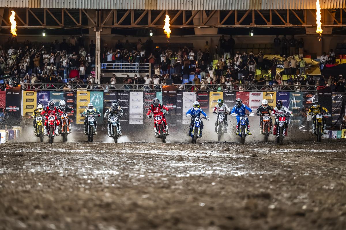 Pilotos no início da corrida da Indian Supercross Racing League.