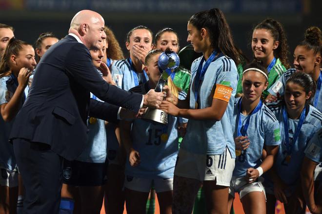 FIFA president Gianni Infantino (L) presents the winning trophy to Spain’s Marina Artero during the presentation ceremony at the end of the FIFA U-17 women’s football World Cup 2022 final at the DY Patil Stadium in Navi Mumbai on Sunday