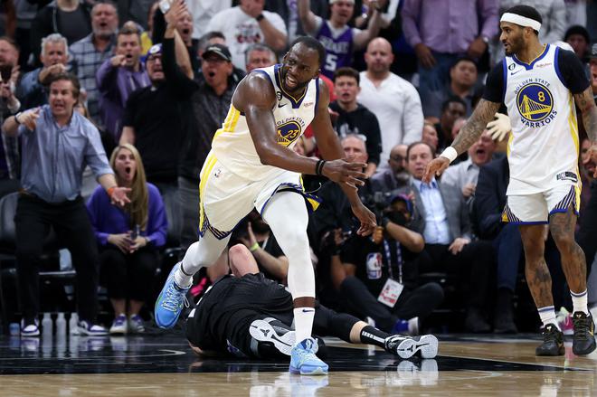 Draymond Green steps over Domantas Sabonis during Game 2 of the Warriors vs Kings series.