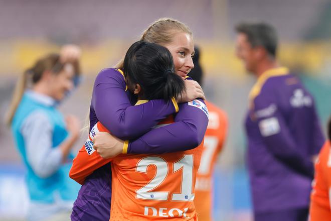 Sophie Ecclestone of UP Warriorz and Harleen Deol of Gujarat Giants exchanged greetings before the game. The duo starred for their respective teams in today’s game. 