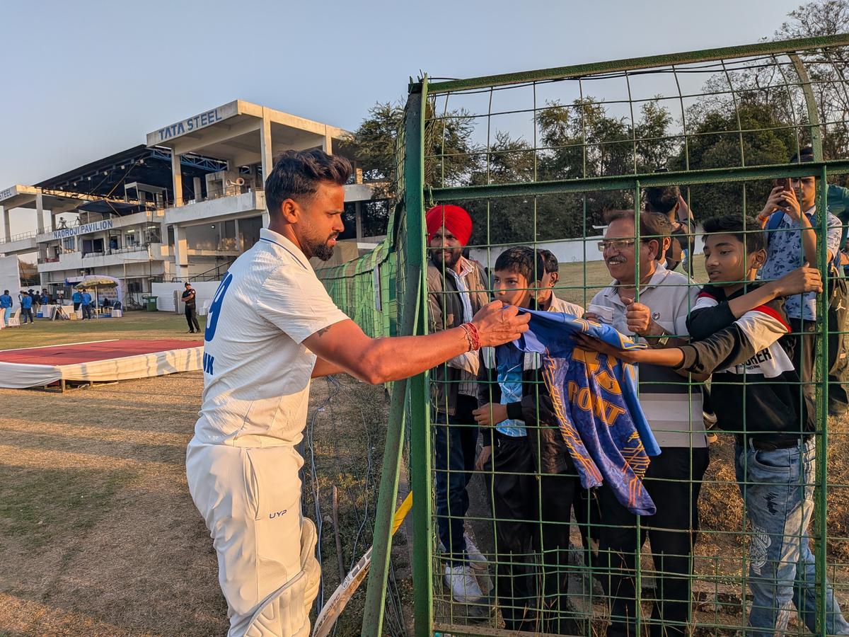 Mayank signs autographs at Keenan Stadium in Jamshedpur. 