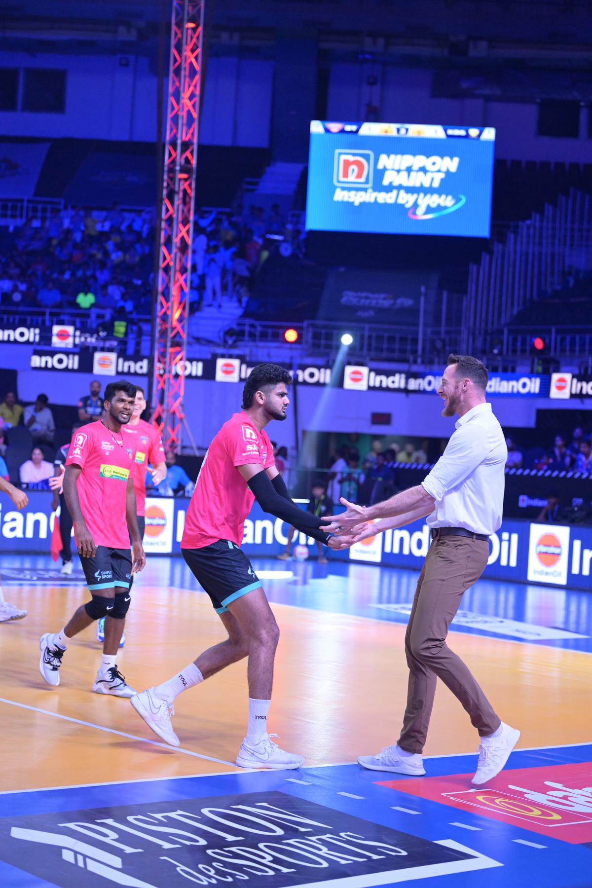 Bengaluru Torpedoes’s Srajan Shetty with coach David Lee. 