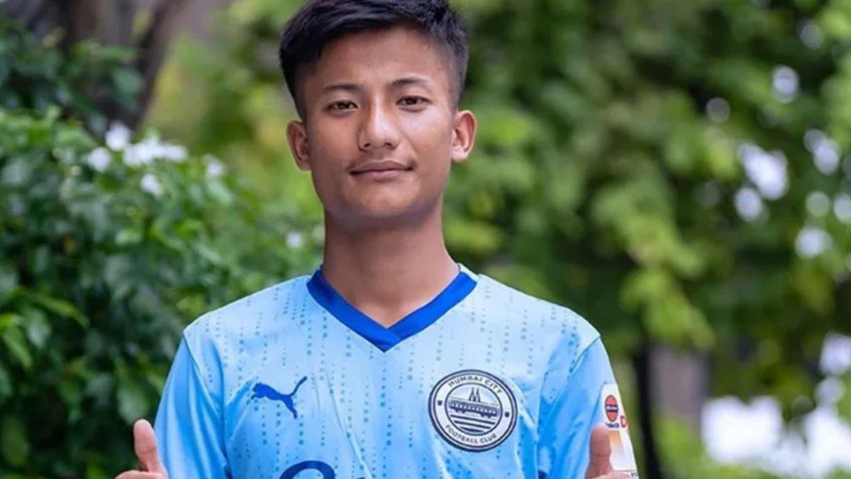 Mumbai City signs rising Indian winger Lotjem on three-year contract