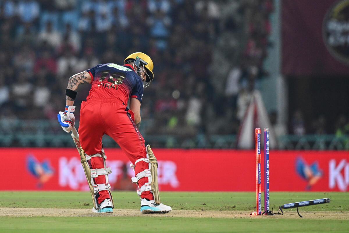 Virat Kohli, do Royal Challengers Bengaluru, é derrotado pelo Príncipe Yadav, do Lucknow Super Giants. Virat Kohli, do Royal Challengers Bengaluru, é derrotado pelo Príncipe Yadav, do Lucknow Super Giants.