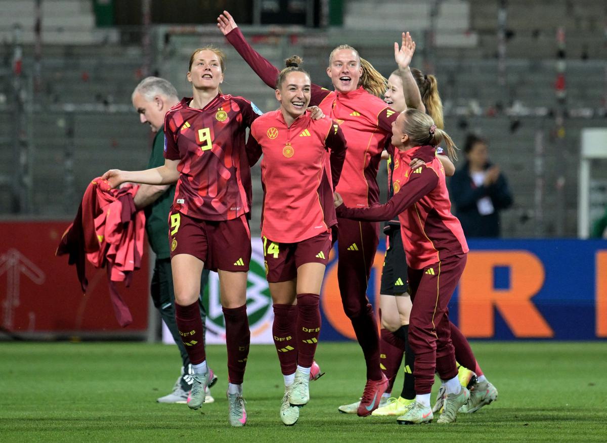 Nemecko si vyhradilo lístok na semis s dvoma nohami so 4-0 Holandskou cestou. To zanechalo tri jasné body od Holanďanov.