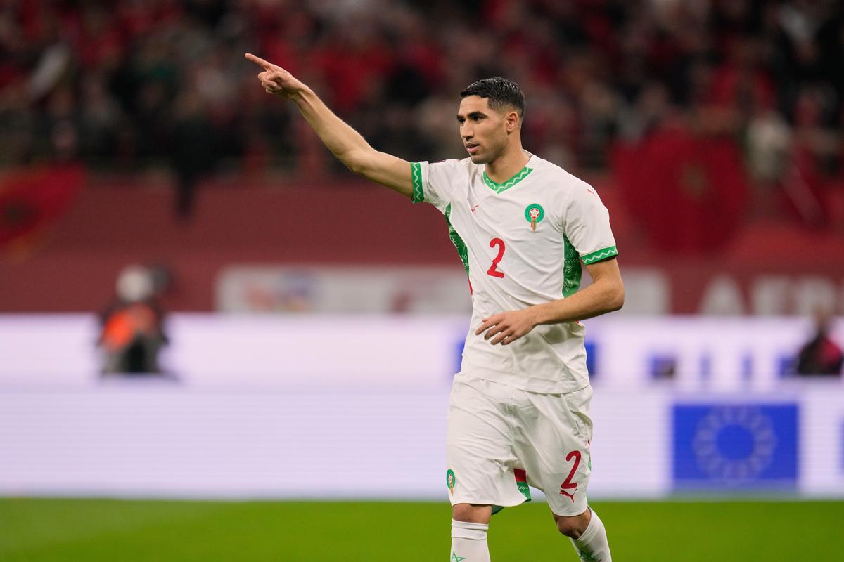 Achraf Hakimi nastúpil na ihrisko za potlesku domáceho publika po tom, ako sa zotavil zo zranenia.