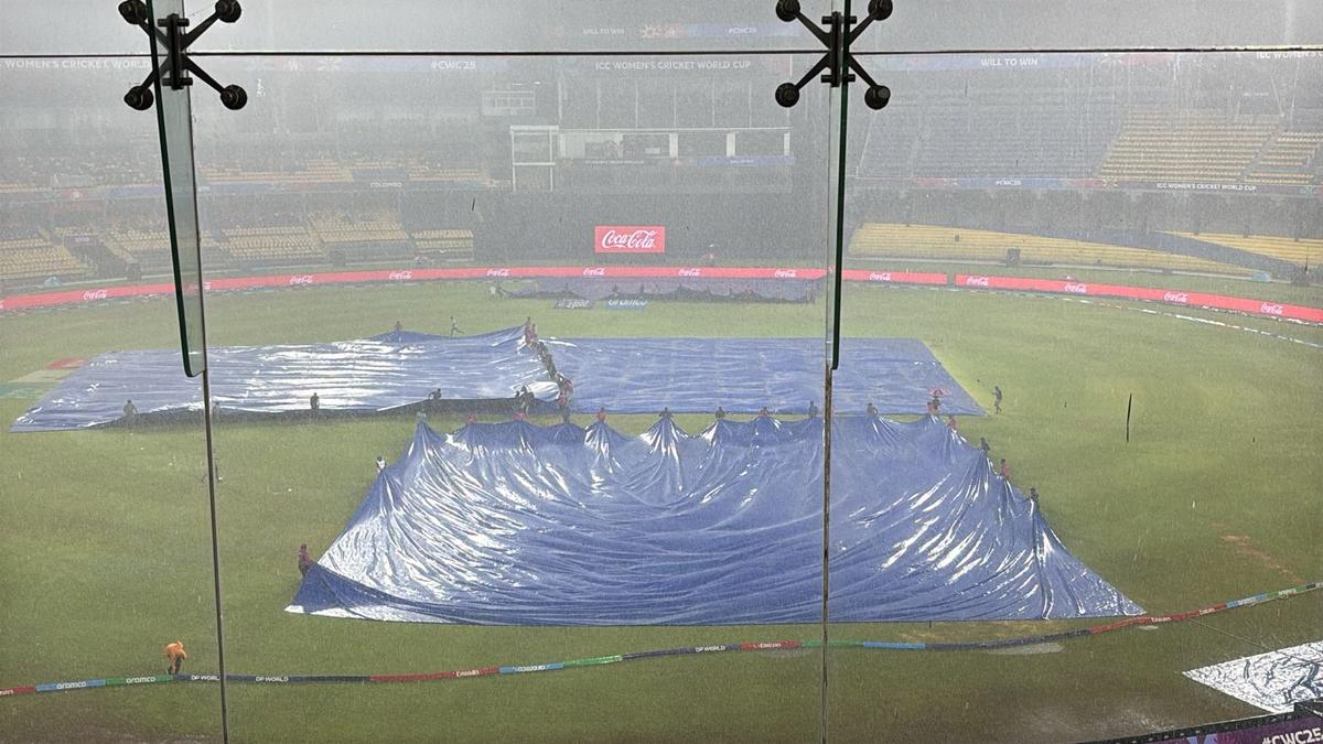 Belting rain in Colombo at arounf 6:40pm. Is this the start of a long wait again?