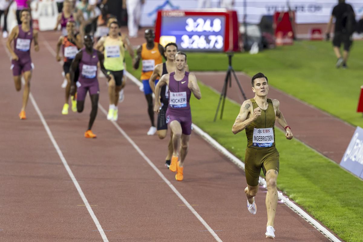 Winner Jakob Ingebrigtsen of Norway, right, leads the pack in 1500m Men during the World Athletics Diamond League Athletissima meeting at the Stade Olympique de la Pontaise in Lausanne, Switzerland, Thursday, August 22, 2024.