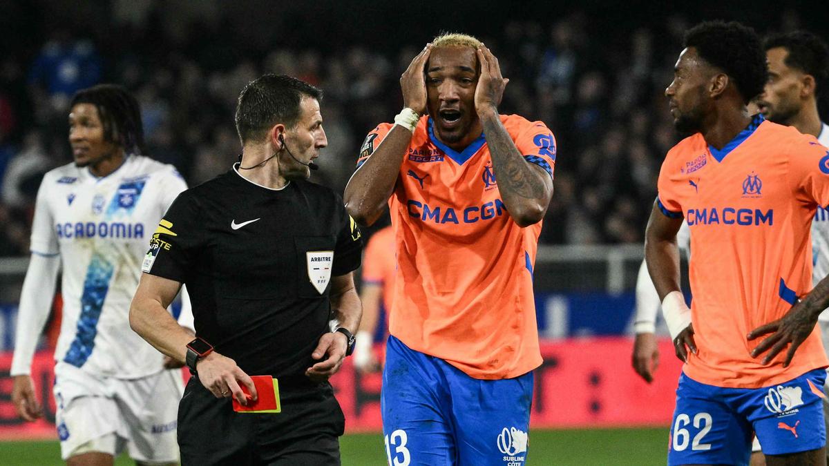 French football referees may ‘withdraw’ if put at risk, says union