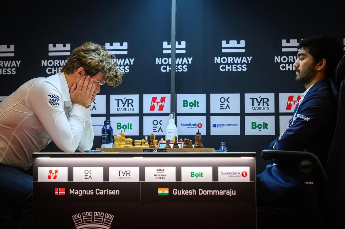 Gukesh e Carlsen em ação durante o torneio Norway Chess de 2025. 